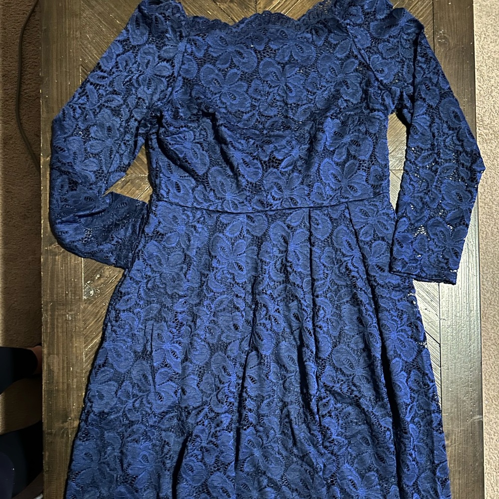 Miusol Lace Off the Shoulders Dress, size Large. Mid length, stylish.